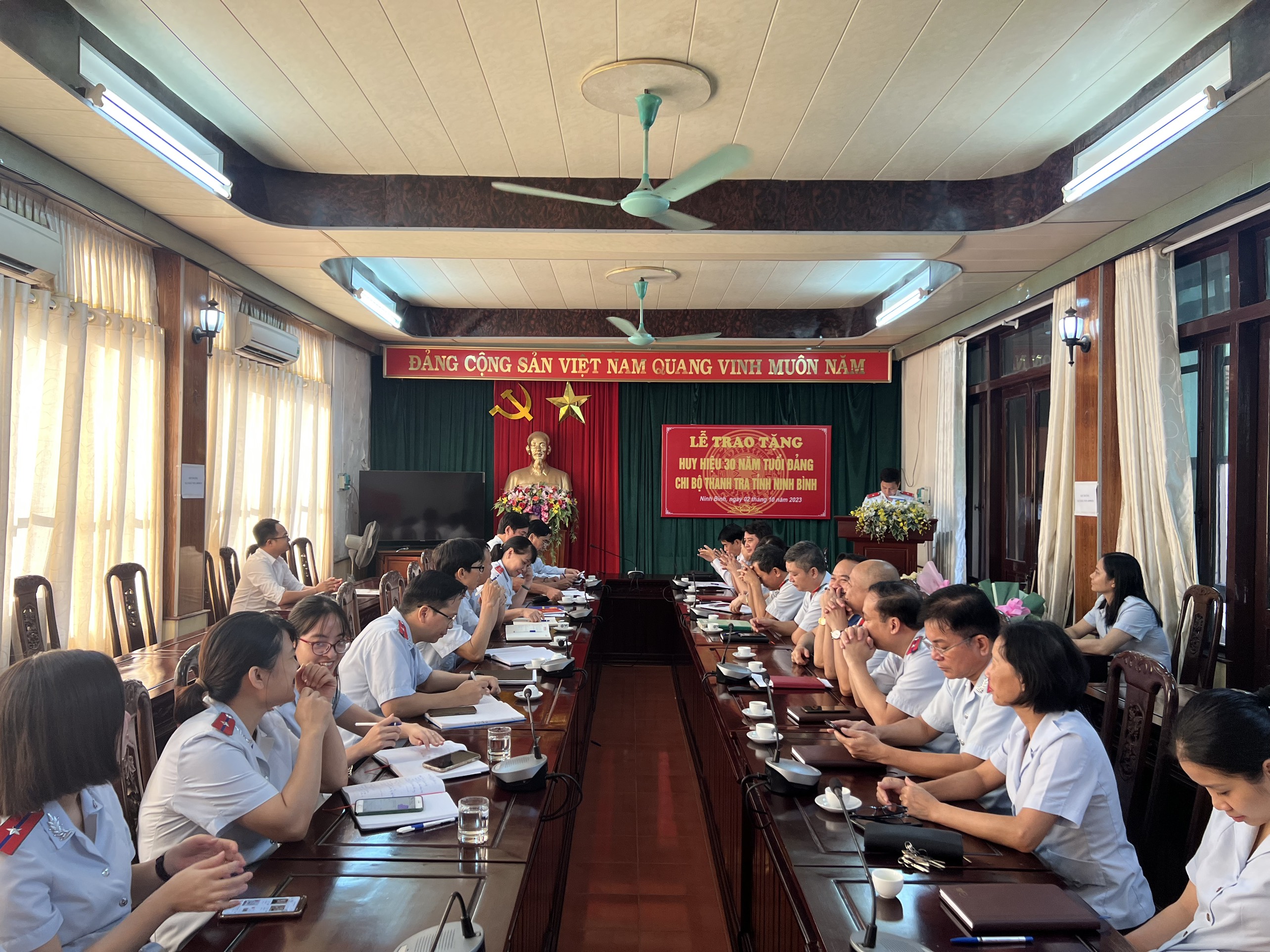 Lễ trao tặng huy hiệu 30 năm tuổi Đảng Chi bộ Thanh tra tỉnh Ninh Bình